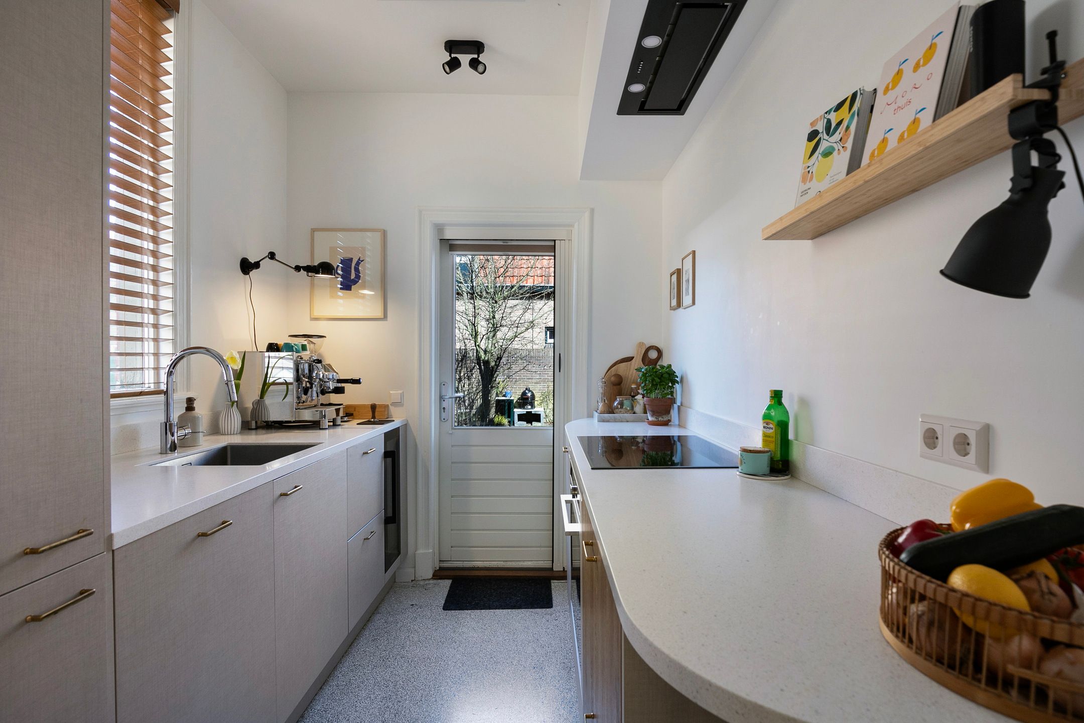 Foto 12 van Van Meerbeekstraat 1