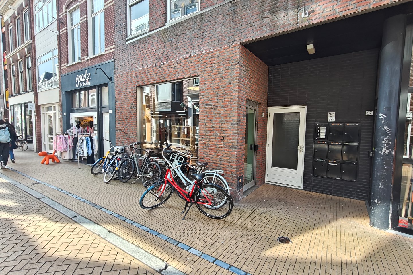 View photo 1 of Folkingestraat 39