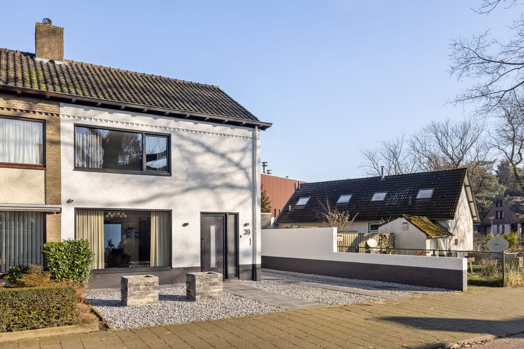 Photo 1 of Burgemeester Uijenstraat 39