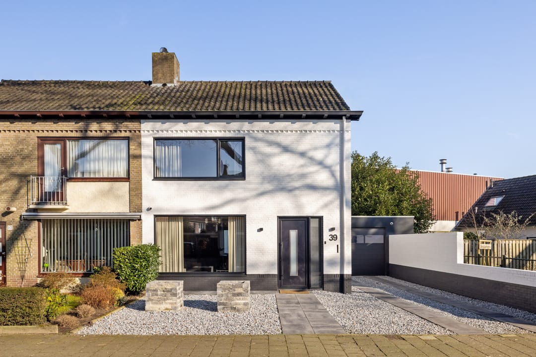 Photo 2 of Burgemeester Uijenstraat 39