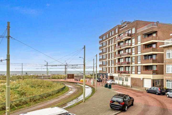 Photo 2 of Zeeruststraat 94