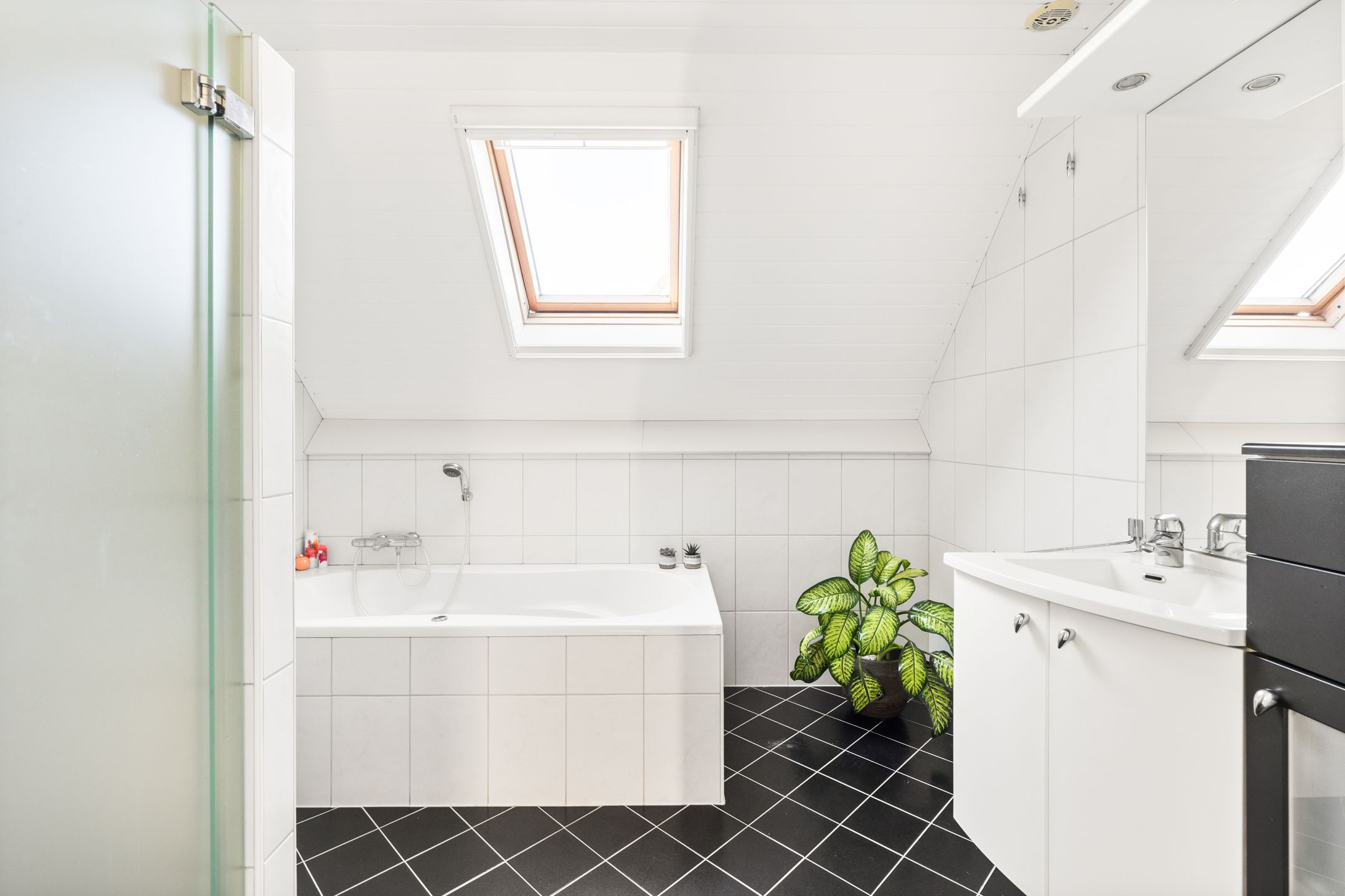 Photo 27 of Mgr. L. Dobbelaarstraat 8