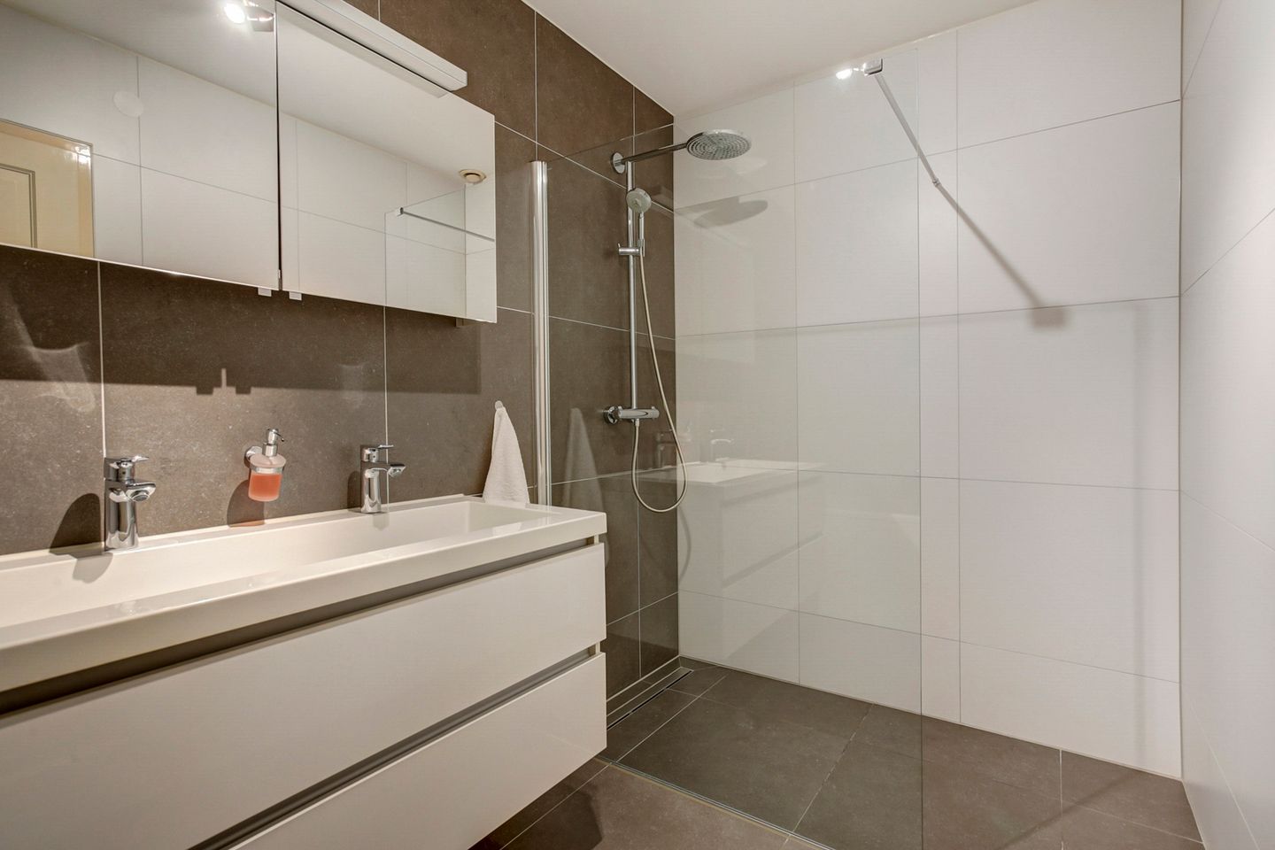 Foto 10 van Straatweg 216-C