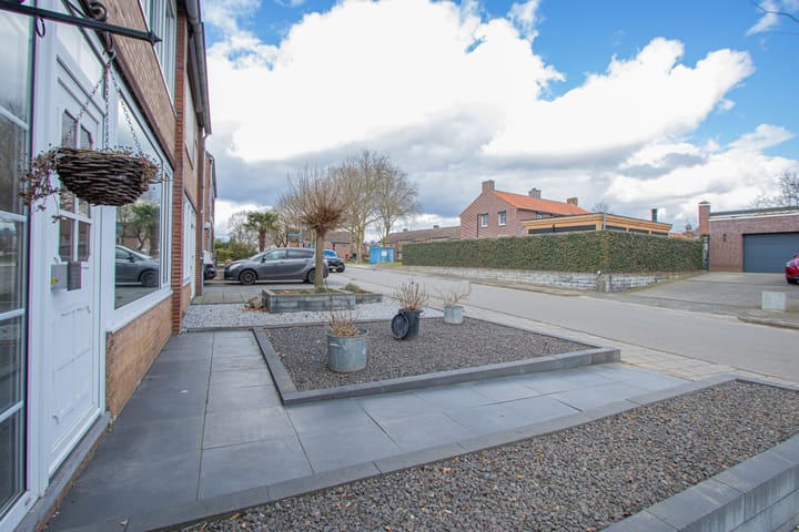 Foto 26 van Van Den Bongaertstraat 9