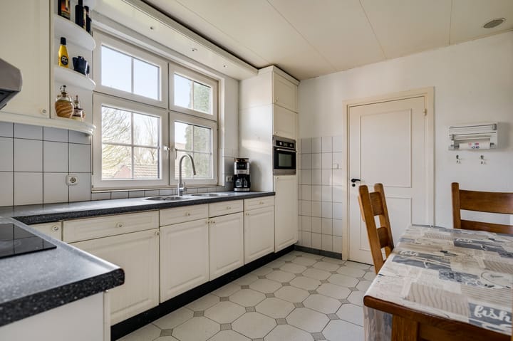 Photo 22 of Burgemeester Hoebersstraat 17