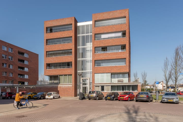 Photo 1 of Van Naeldwijcklaan 171