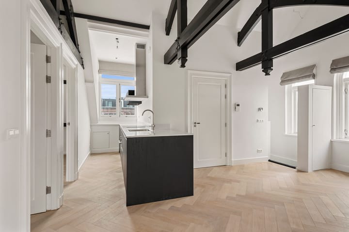Photo 4 of Czaar Peterstraat 23-D