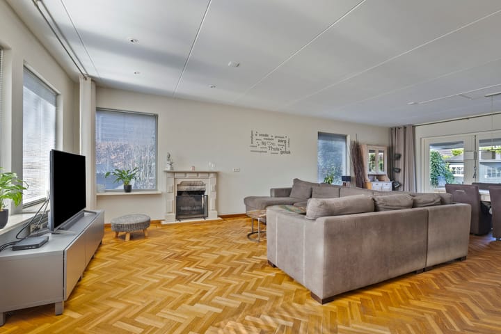 Photo 2 of Marga Klompélaan 7