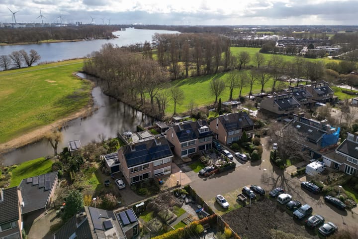 Foto 2 van van Almondeweg 50