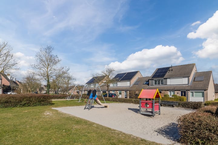 Foto 35 van van Brederodestraat 14