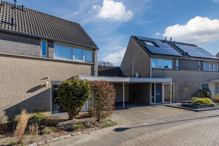 Foto 38 van van Brederodestraat 14