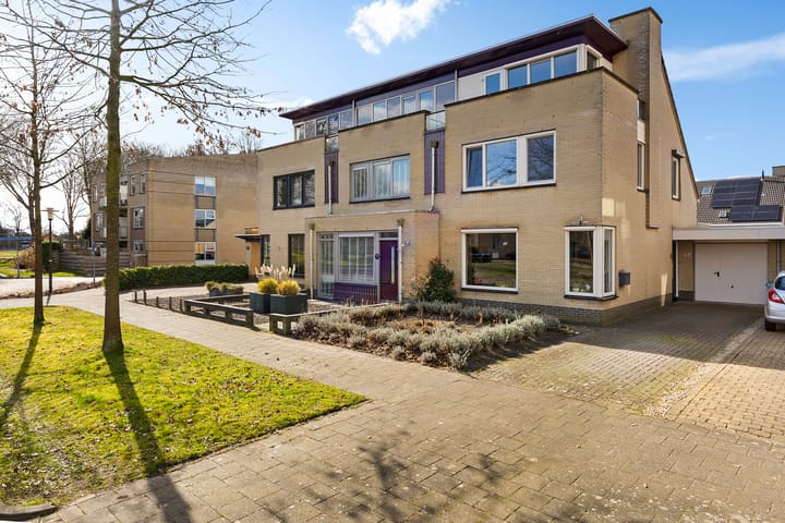 Photo 1 of Baronesse de Vos van Steenwijksingel 46