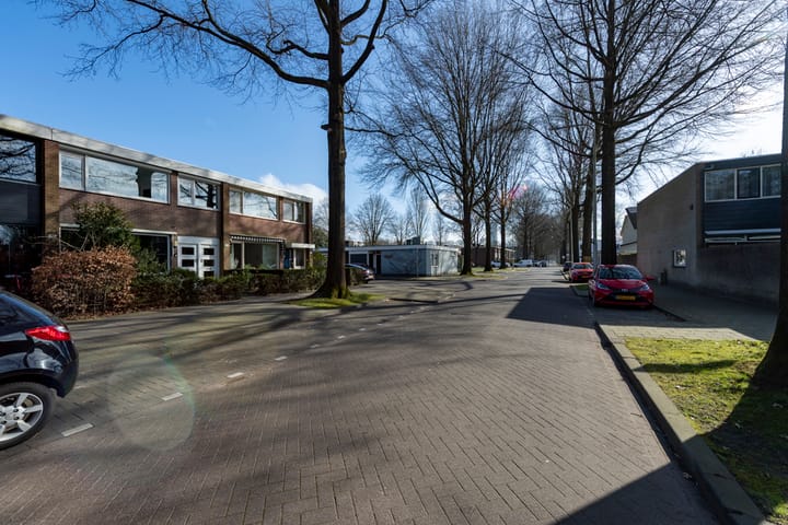 Foto 40 van Professor Gimbrèrelaan 157