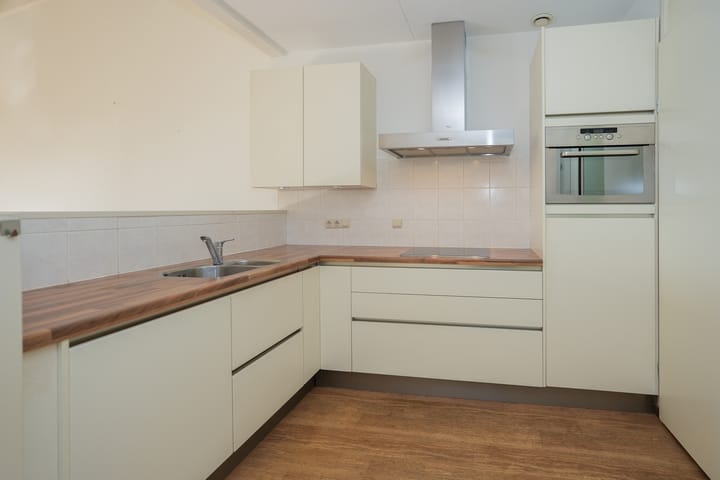 Photo 15 of Deken Hensburchstraat 64