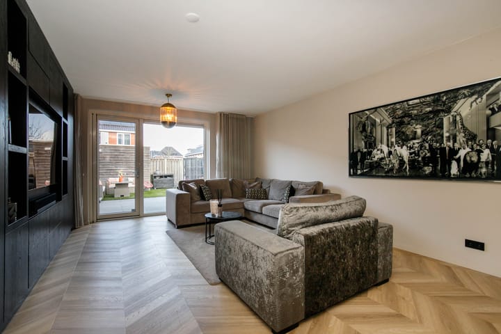 Foto 2 van Kraagroos 47