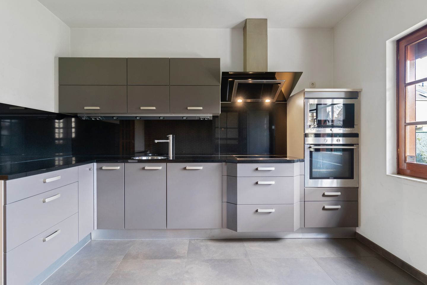 Photo 10 of Burg. van Hinsbergstraat 2