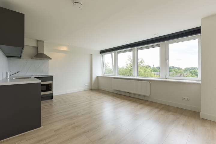 Photo 2 of Burgemeester Verwielstraat 2-C07