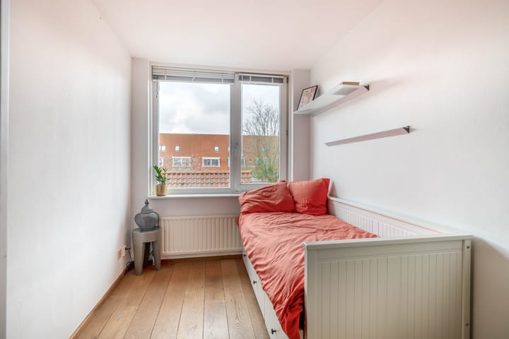 Foto 24 van Warmoezenierstraat 17