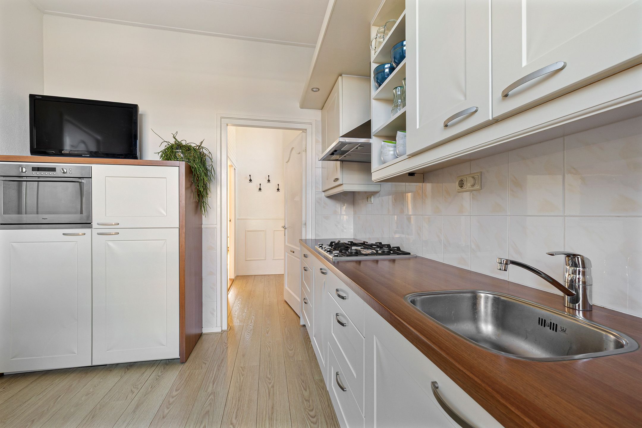 Photo 12 of Leeuwarderweg 28