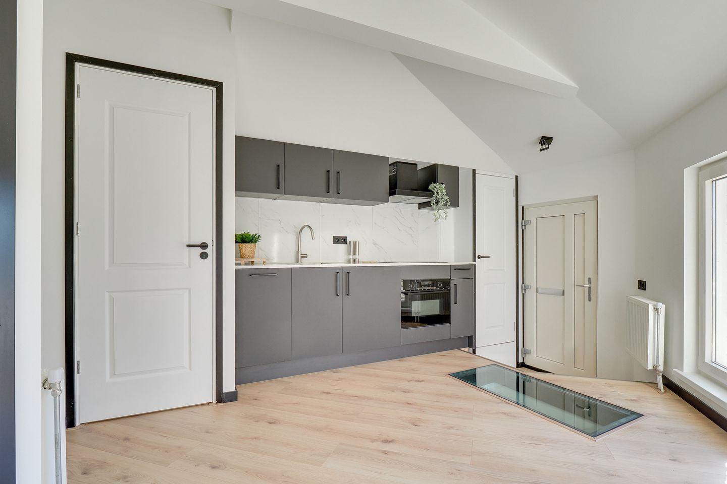 Photo 10 of Warmoesstraat 1-A