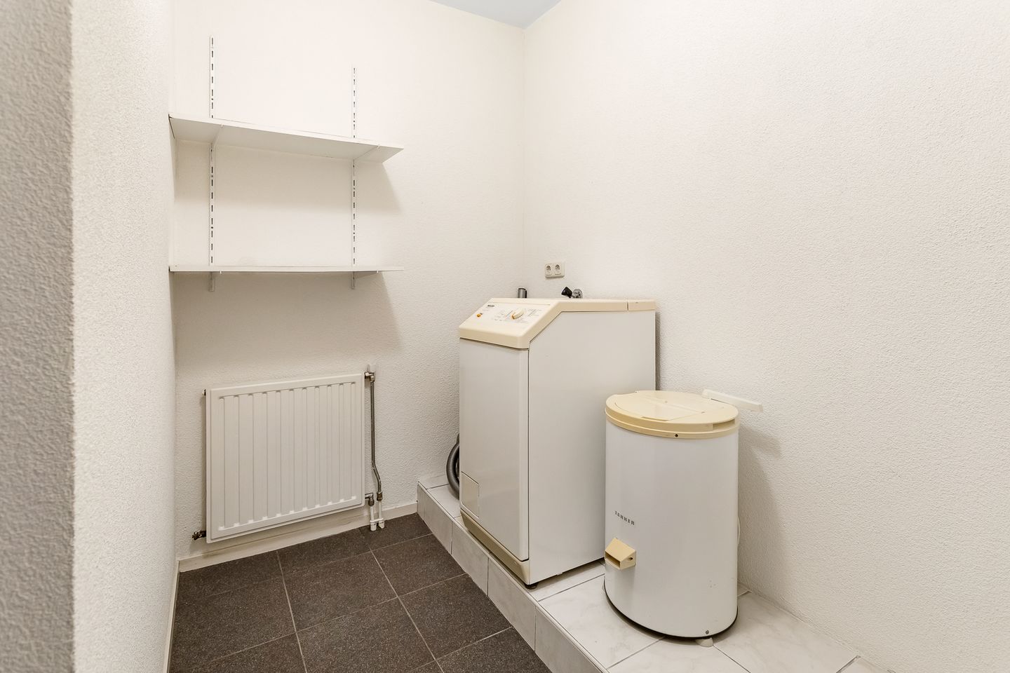 Foto 5 van Deken Dr. Dirckxweg 2-A5