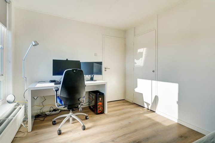 Foto 17 van van Limburg Stirumstraat 54