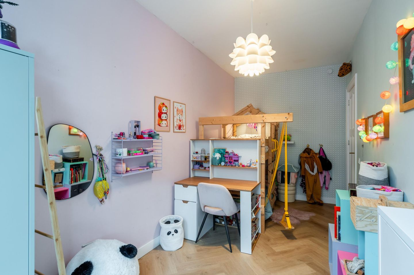 Photo 34 of Graaf Florisstraat 60-A