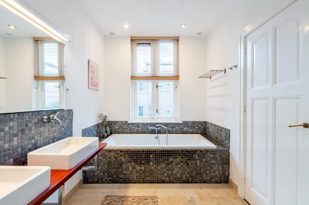 Photo 38 of Graaf Florisstraat 60-A