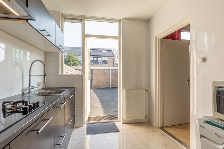 Photo 17 of Johannes Poststraat 11