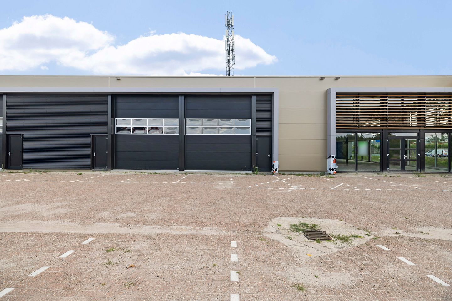 View photo 1 of Celsiusweg 2-b