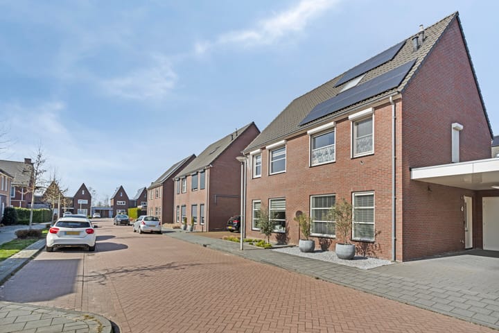 Foto 2 van Keizersmantel 9