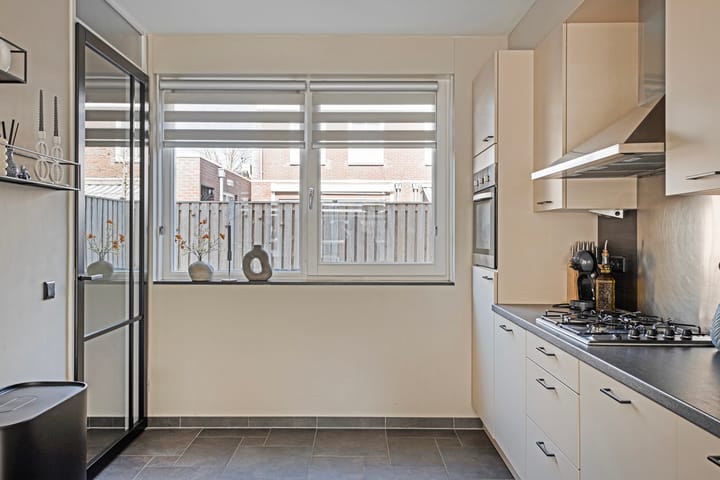 Foto 15 van Keizersmantel 9