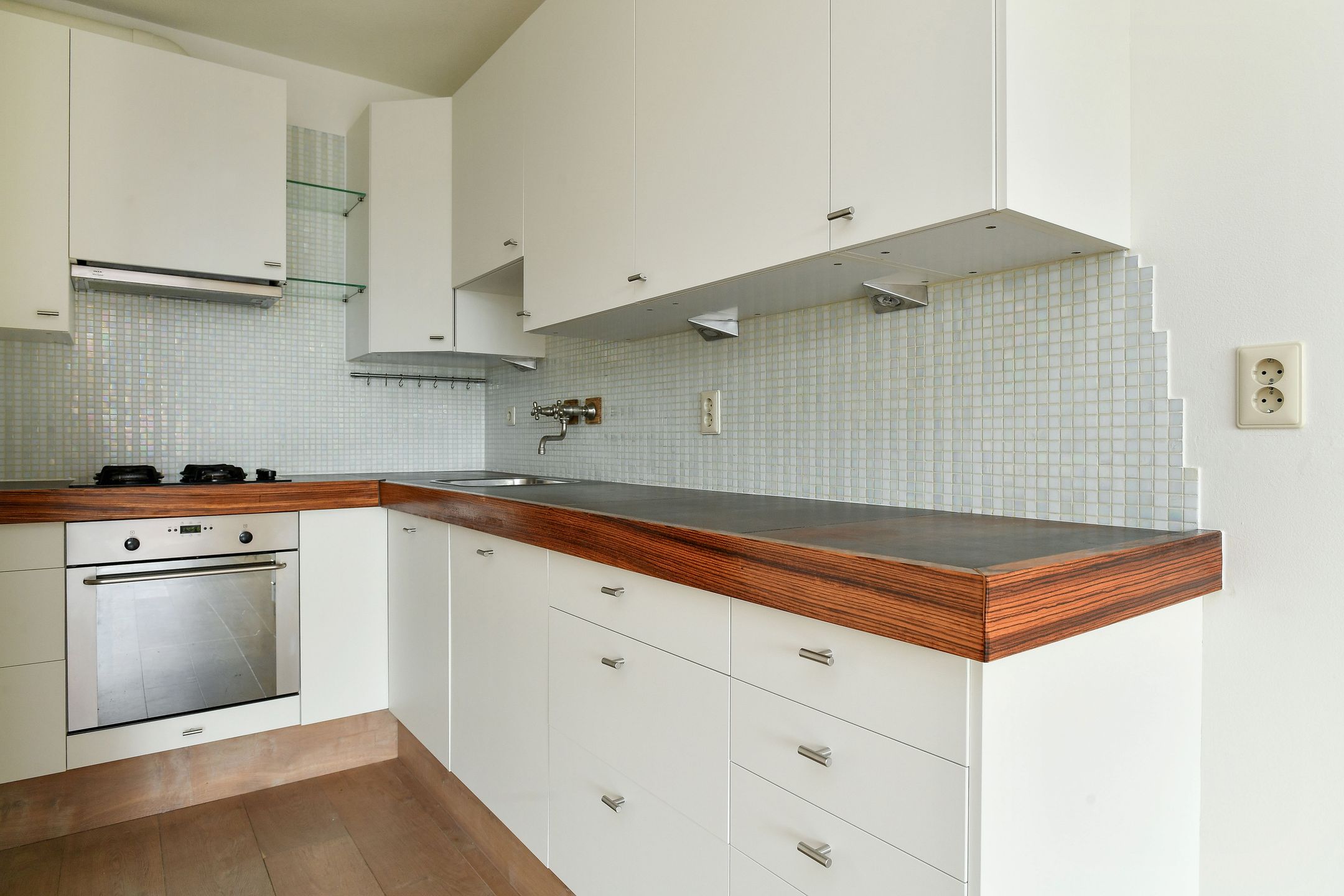 Photo 3 of Rosendaalsestraat 10