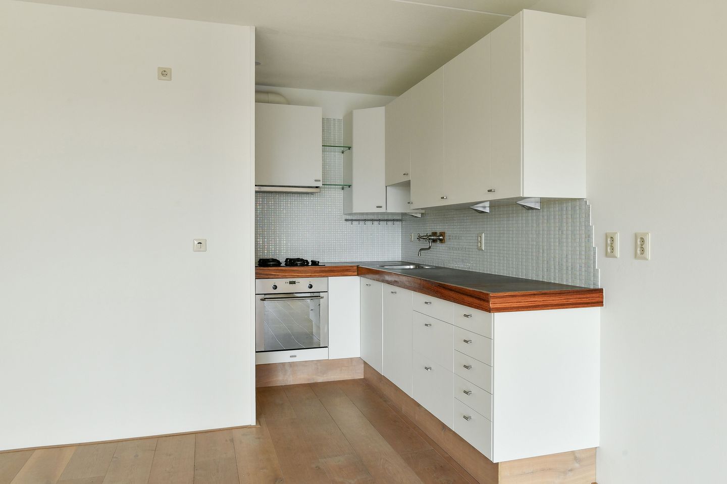 Photo 19 of Rosendaalsestraat 10