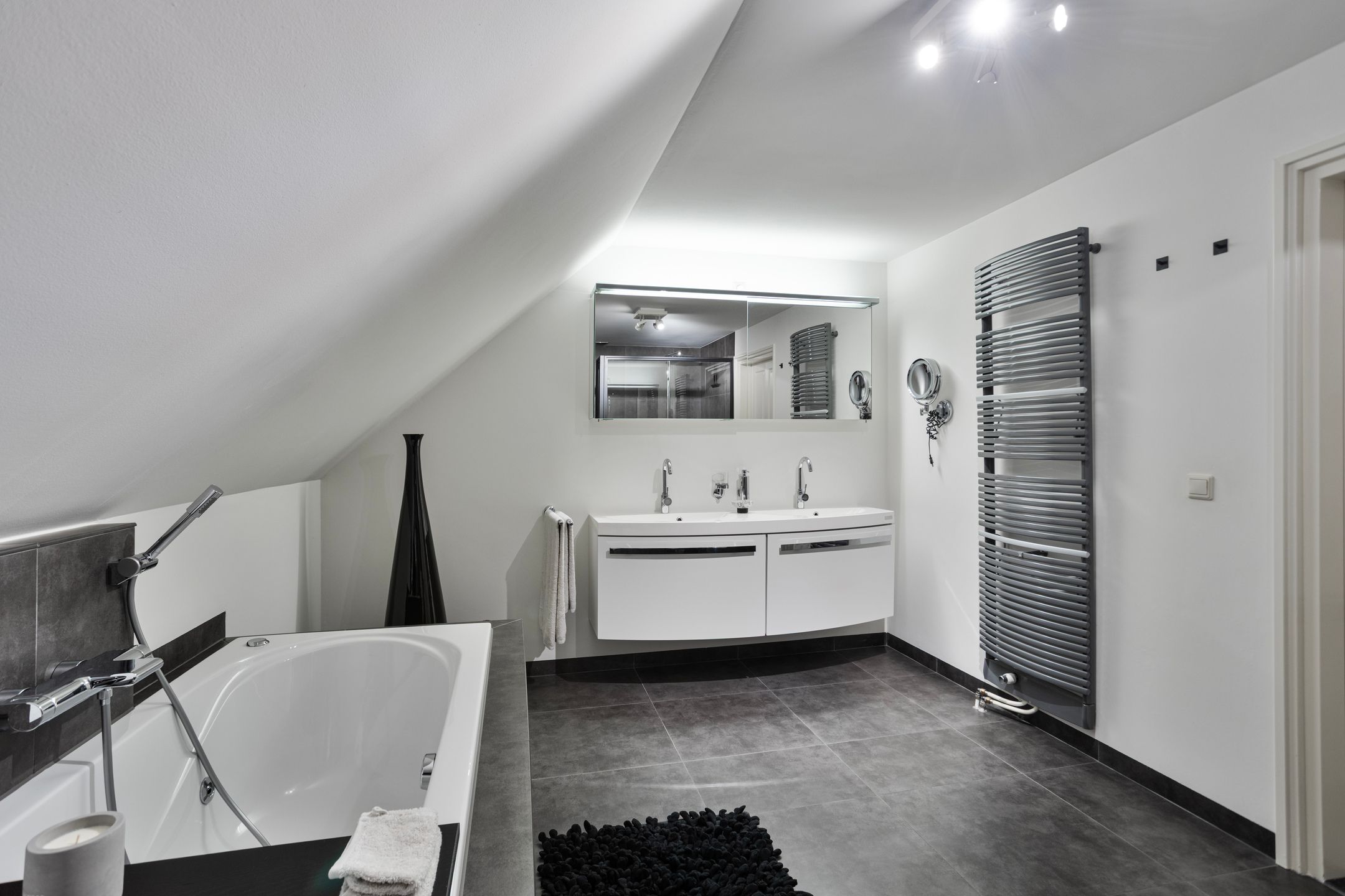 Photo 33 of De Leucker 20