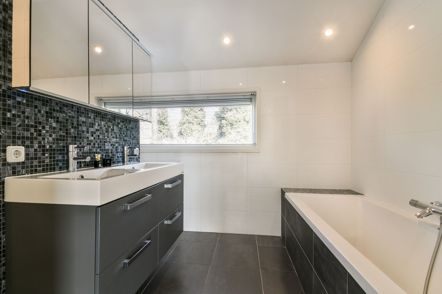 Photo 29 of Plaswijcklaan 12