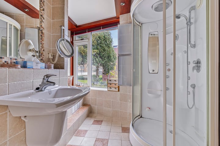 Foto 21 van De Genestetstraat 2