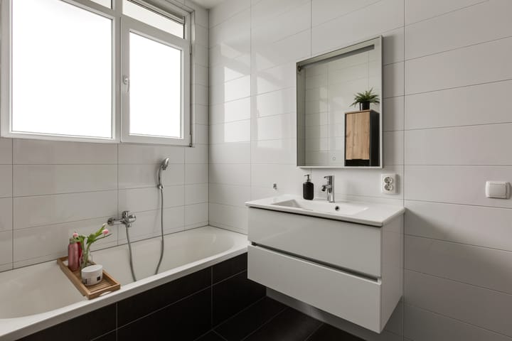 Photo 19 of Van der Dussenstraat 13-B02