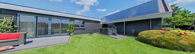 De villa heeft een fijn bijgebouw met diverse mogelijkheden.