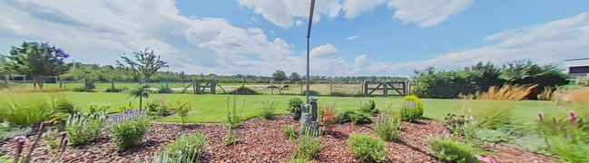 Het zonneterras met elektrisch zonnedoek, grenzend aan de living.