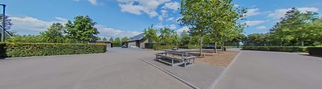 Het voorterrein deelt u met de 3 andere omliggende woningen.