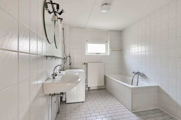 Photo 30 of Scheefkelk 22