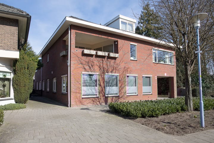 Foto 10 van Burgemeester J.C. van den Bergplein 30