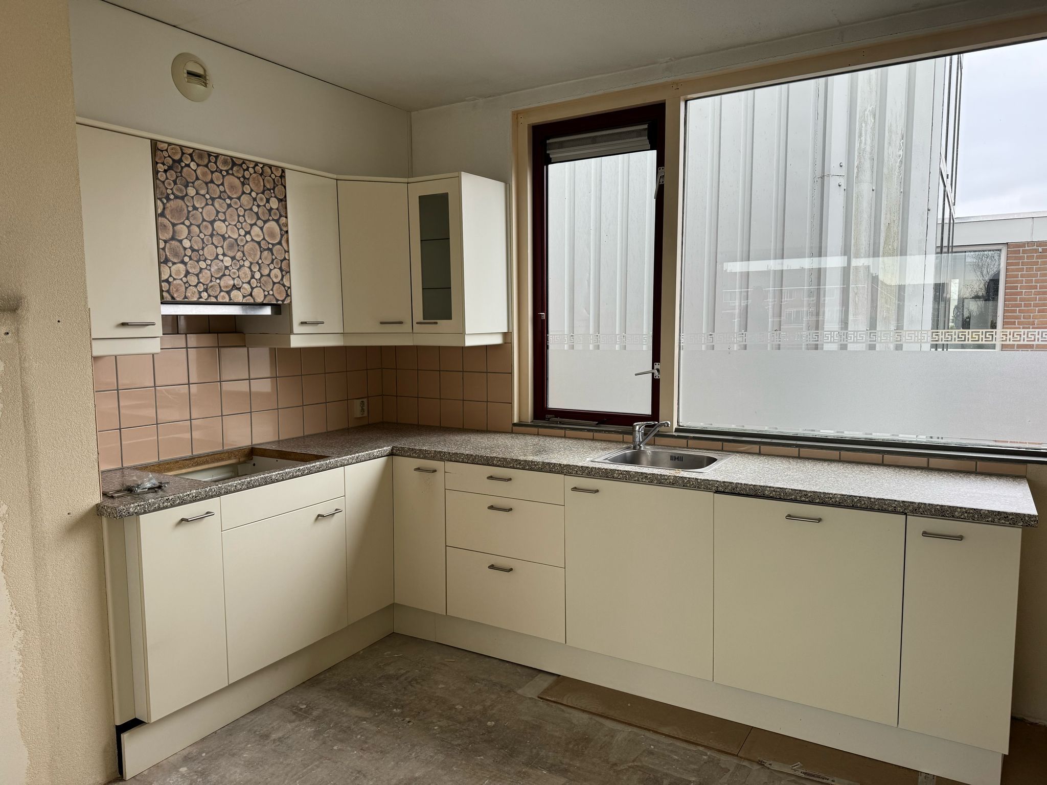 Photo 3 of Essenburg 98