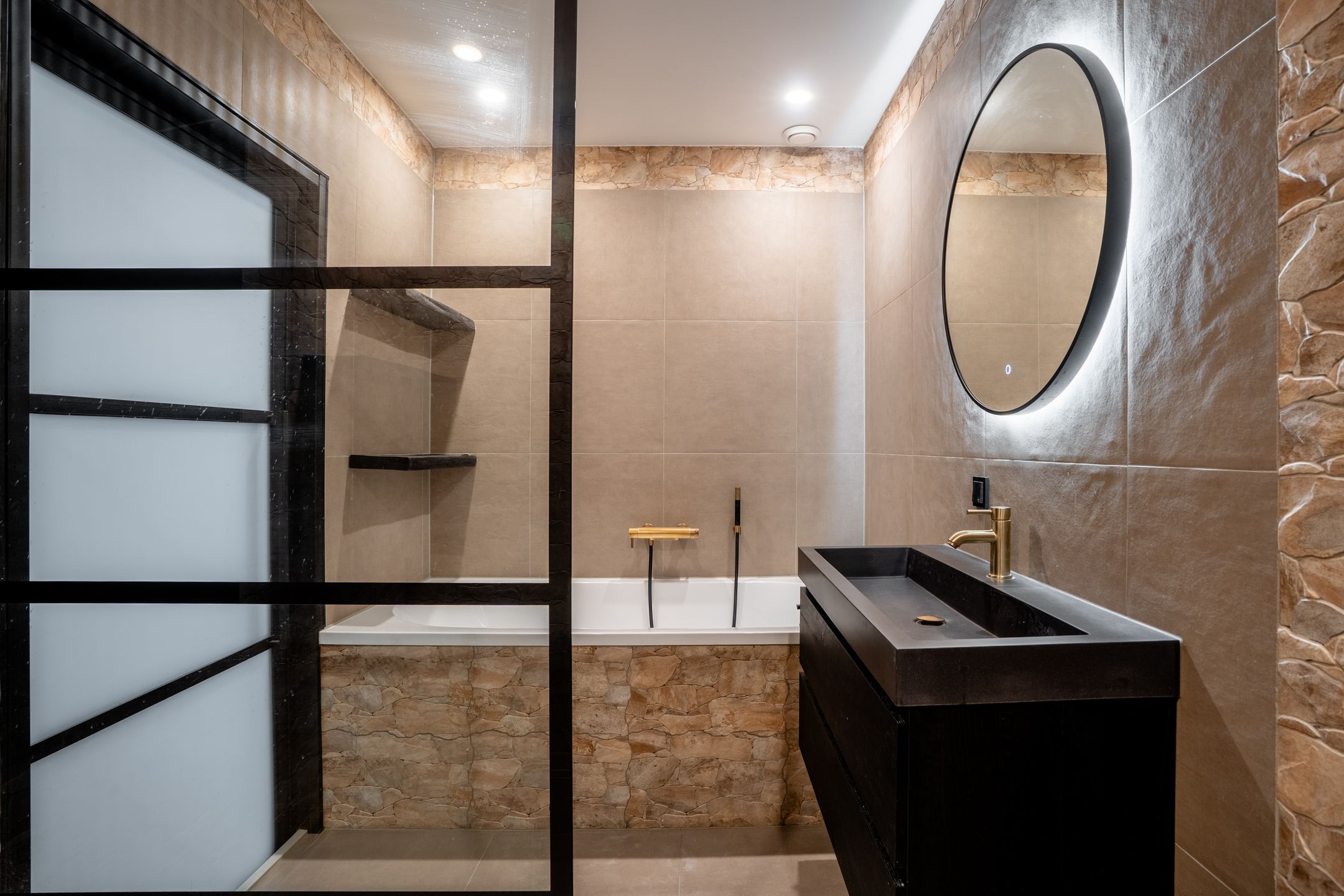 Foto 3 van Sir Winston Churchillln 283-F055