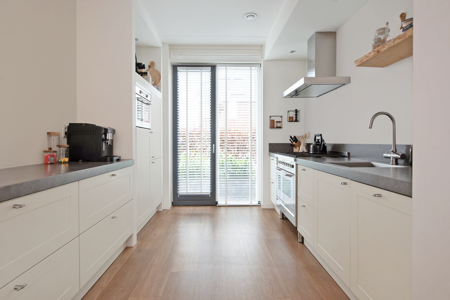 Photo 14 of Straat van Messina 12-B