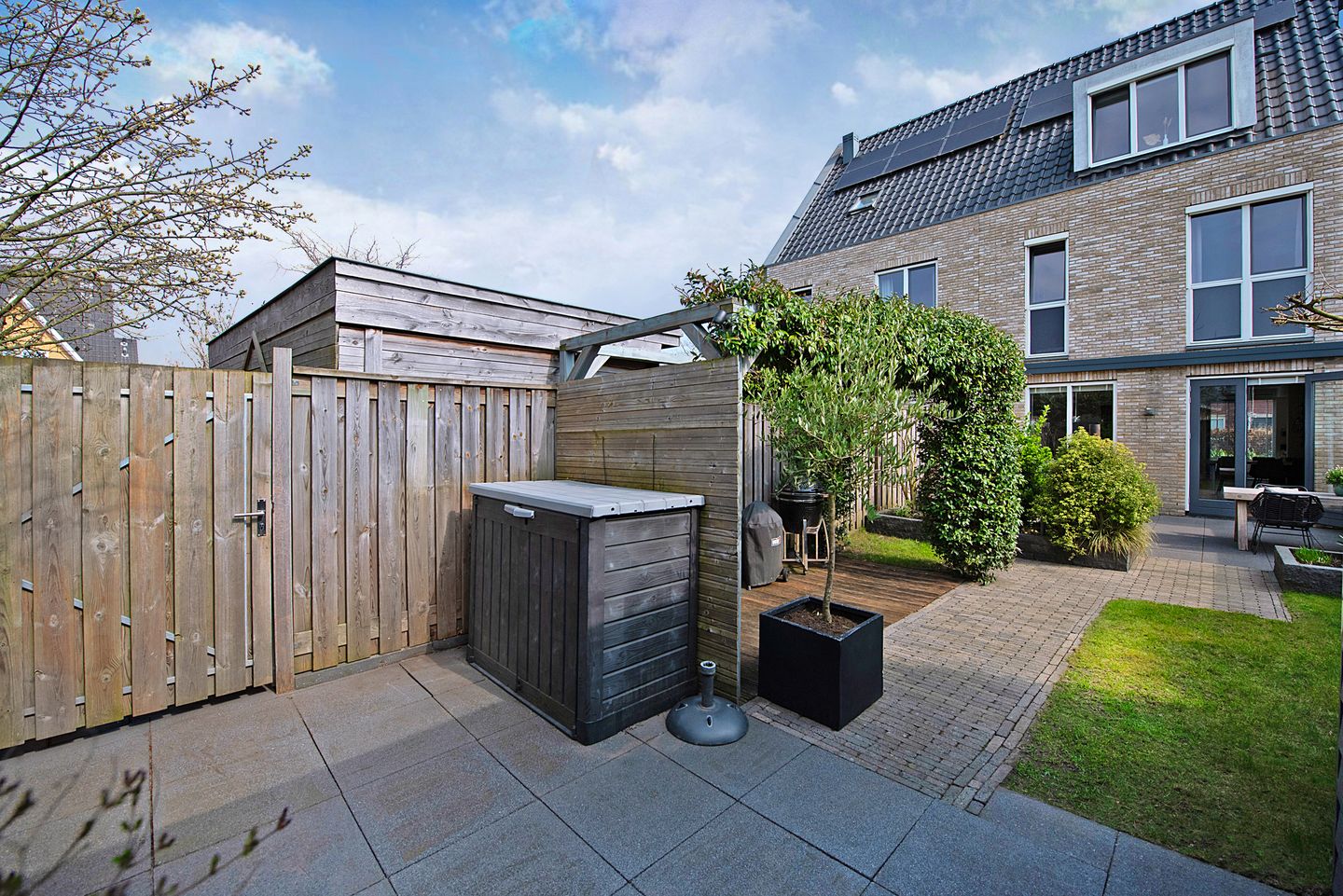 Photo 40 of Straat van Messina 12-B