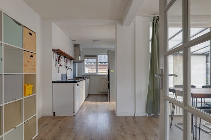 Photo 10 of Schweitzerstraat 4