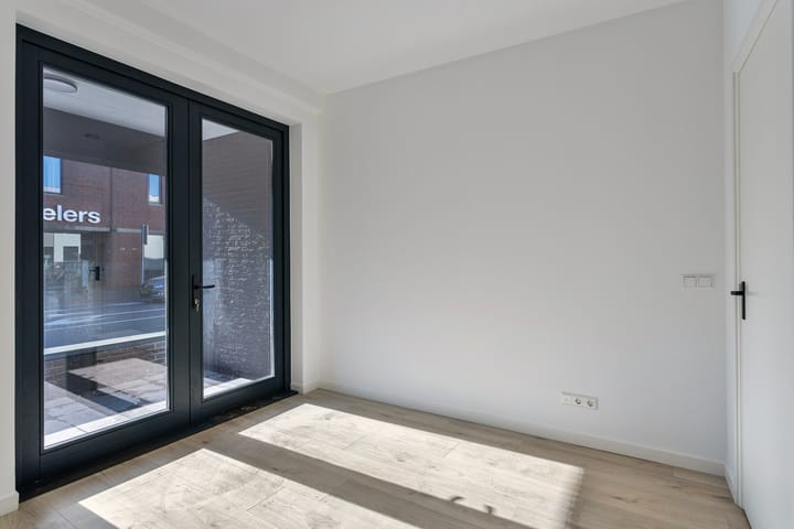 Photo 15 of Bredaseweg 38-A