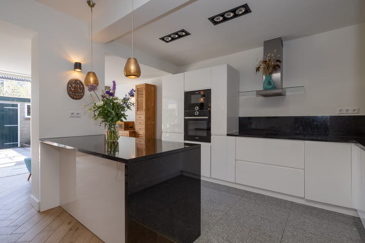 Foto 12 van Van Almondelaan 17